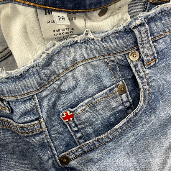 Hudson Tori Slouch Light Wash Denim Cut Off Denim Jean Shorts in Kens Size 26 - Picture 13 of 16